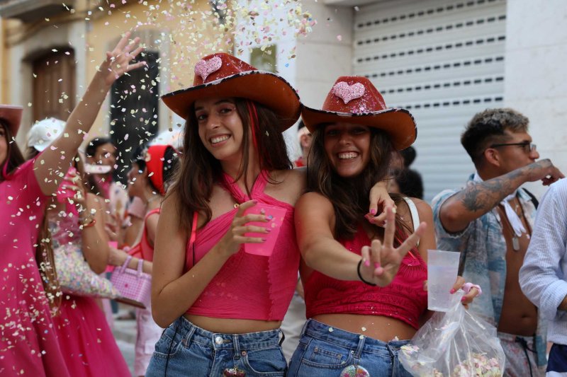 Les carrosses de Gata omplin el recorregut d’enginy, confeti,… i crítiques per l’entrada de bous “sorpresa” Les carrosses de Gata omplin el recorregut d’enginy, confeti,… i crítiques per l’entrada de bous “sorpresa”